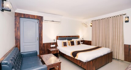 Hotel Aamar Digha Room Type - DELUXE ROOM WITH BALCONY