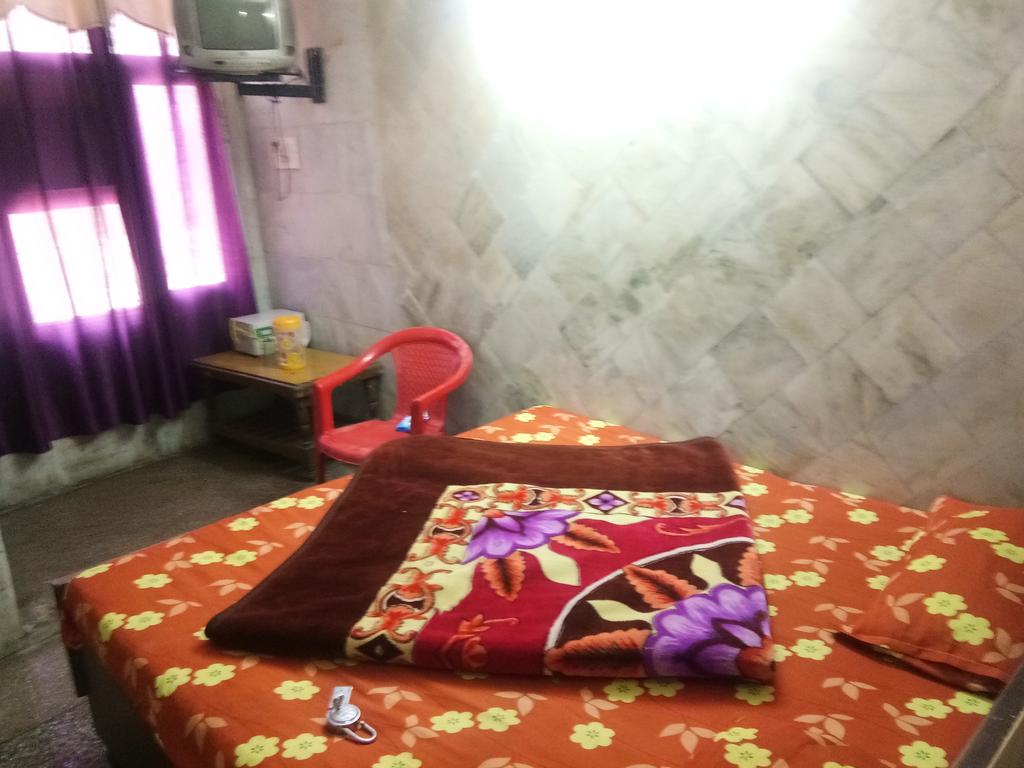 Hotel Modern Palace - Tap to explore photos