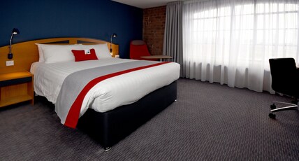 Holiday Inn Express Albert Dock Room Type - 1 Double Standard with Free Hot Breakfast Holiday Inn Express Albert Dock Room Type - 1 Double Standard with Free Hot Breakfast