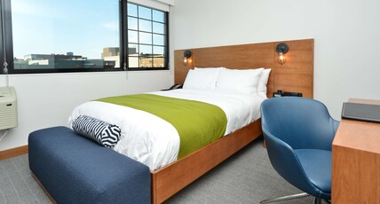 The Lismore Hotel Eau Claire - a DoubleTree by Hilton Hotel Room Type - 1 FULL BED MANHATTAN