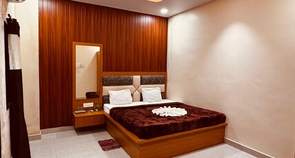 Hotel Shri Sudama Room Type - Deluxe City View King Bed