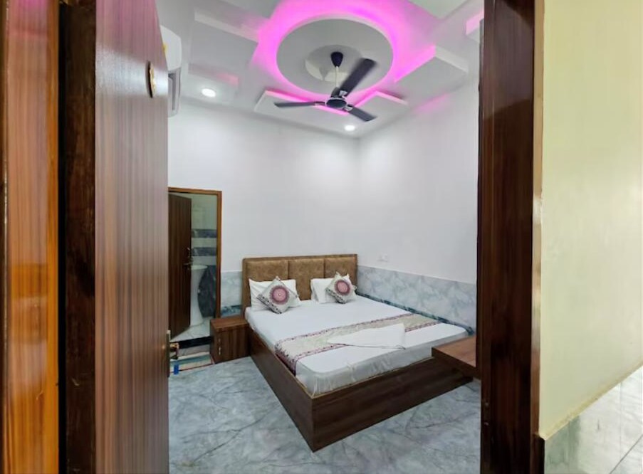 Shri Girraj Dham Vrindavan - Tap to explore photos