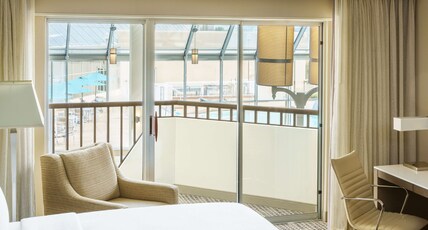 DoubleTree by Hilton Orlando Airport Room Type - 1 KING INTERIOR BALCONY