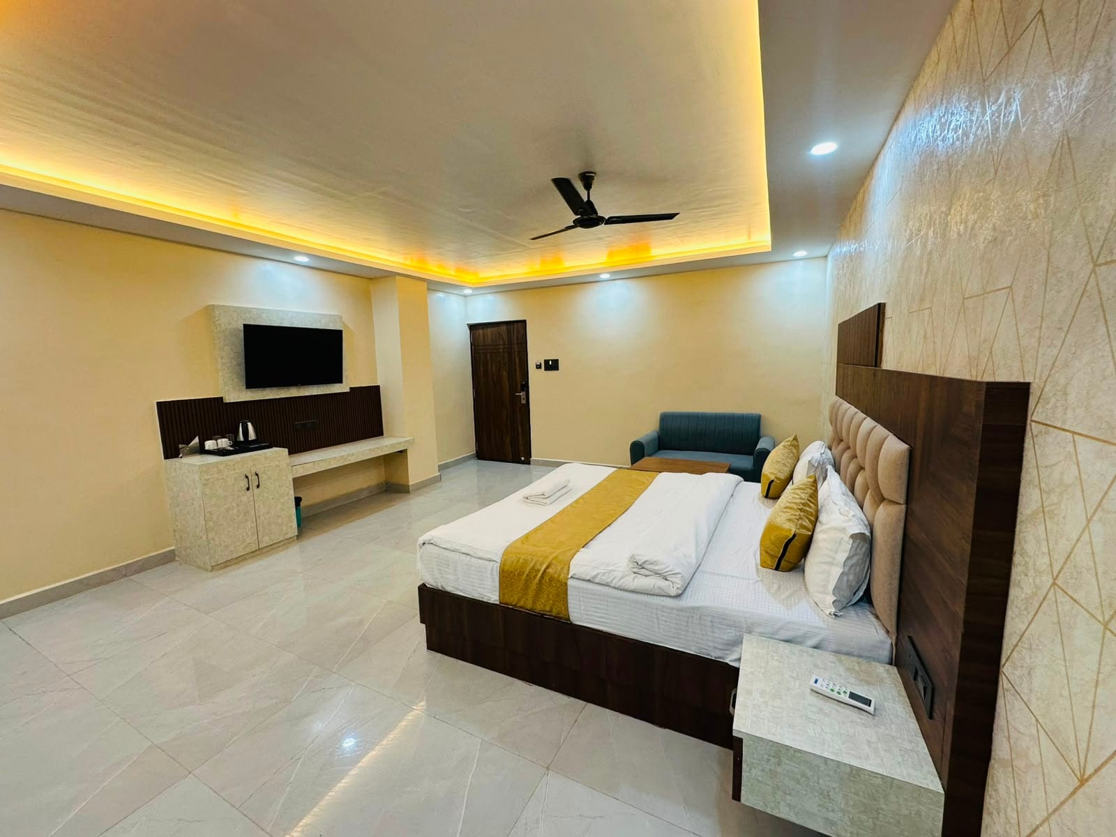 HOTEL AASH - Tap to explore photos