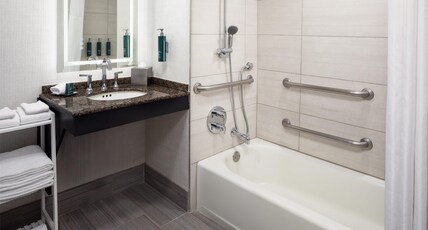 Hilton Arlington Room Type - 1KNG MOB HEAR ACC BATHTUB