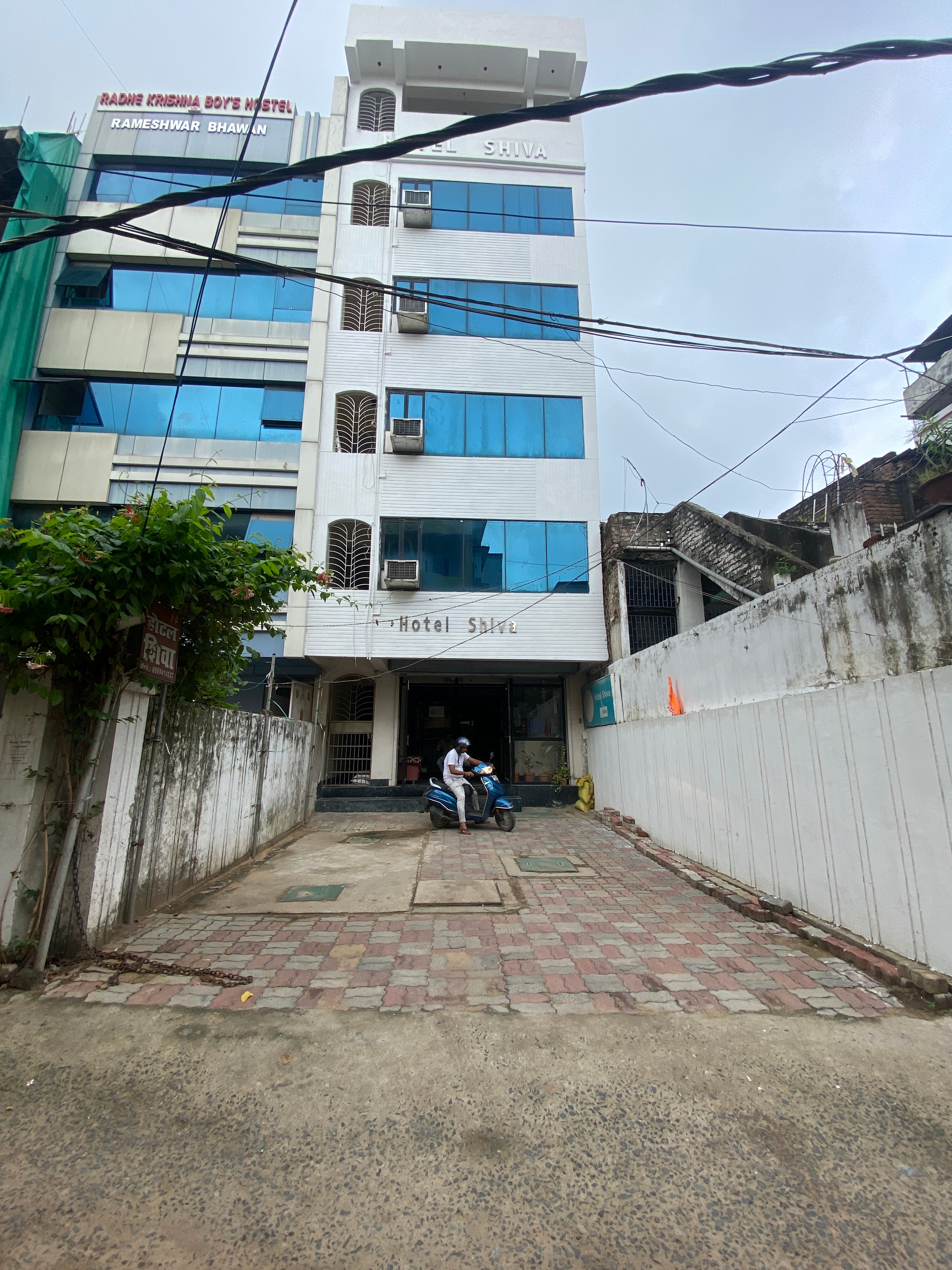 Hotel Shiva - Tap to explore photos