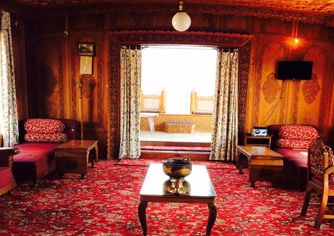 Monarch Houseboat - Tap to explore photos