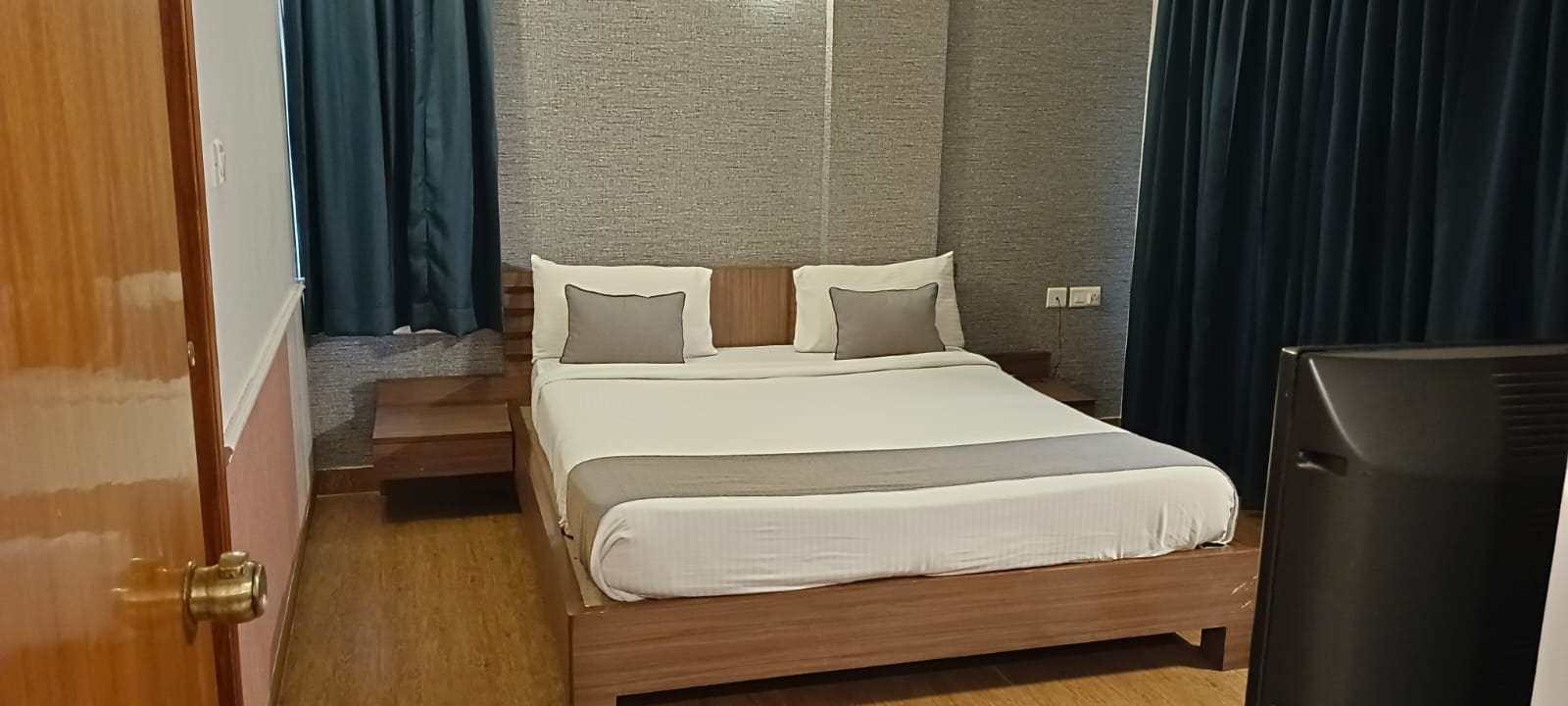 Arama Suites - Tap to explore photos