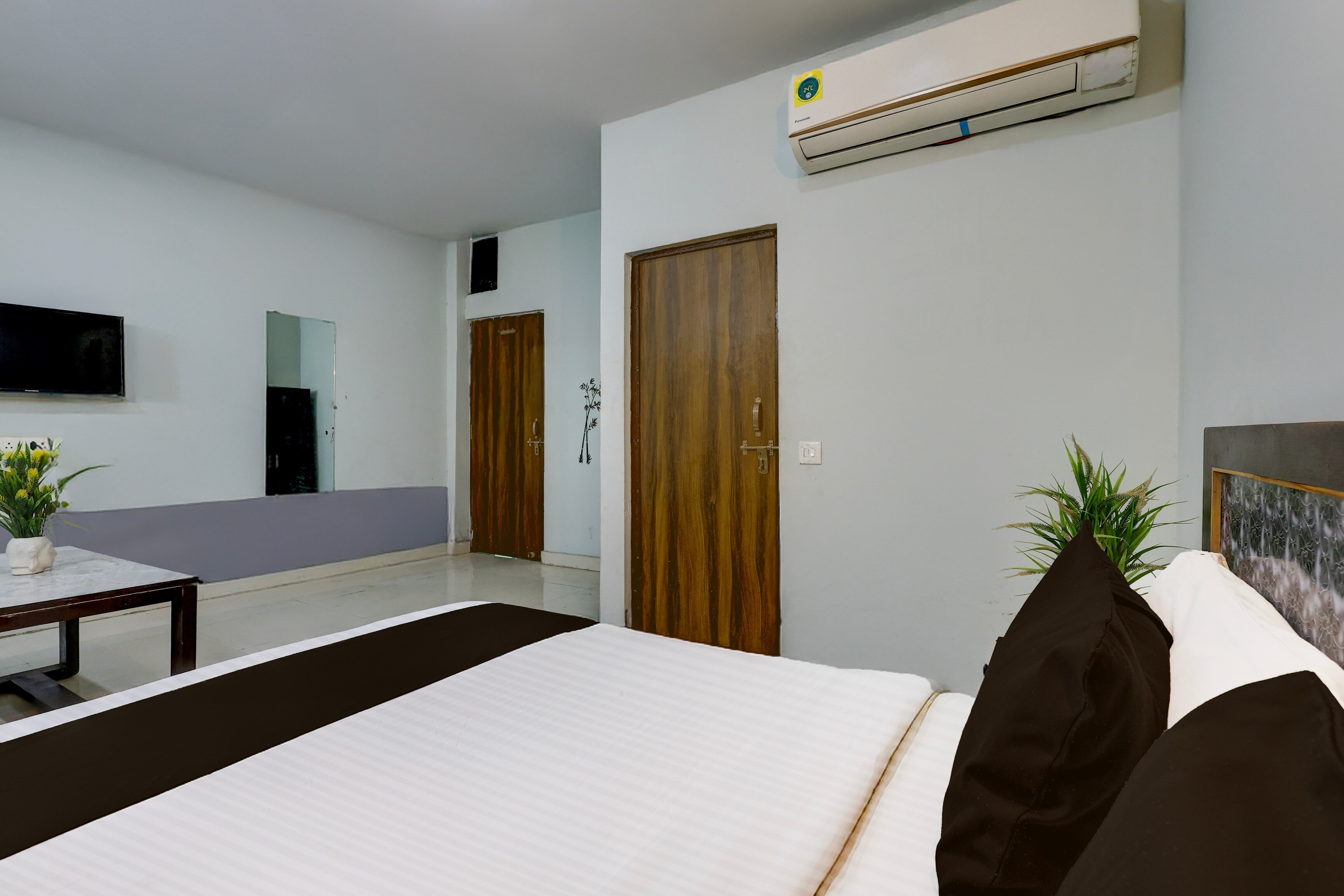 Hotel O Dadri Main Road Greater Noida - Tap to explore photos