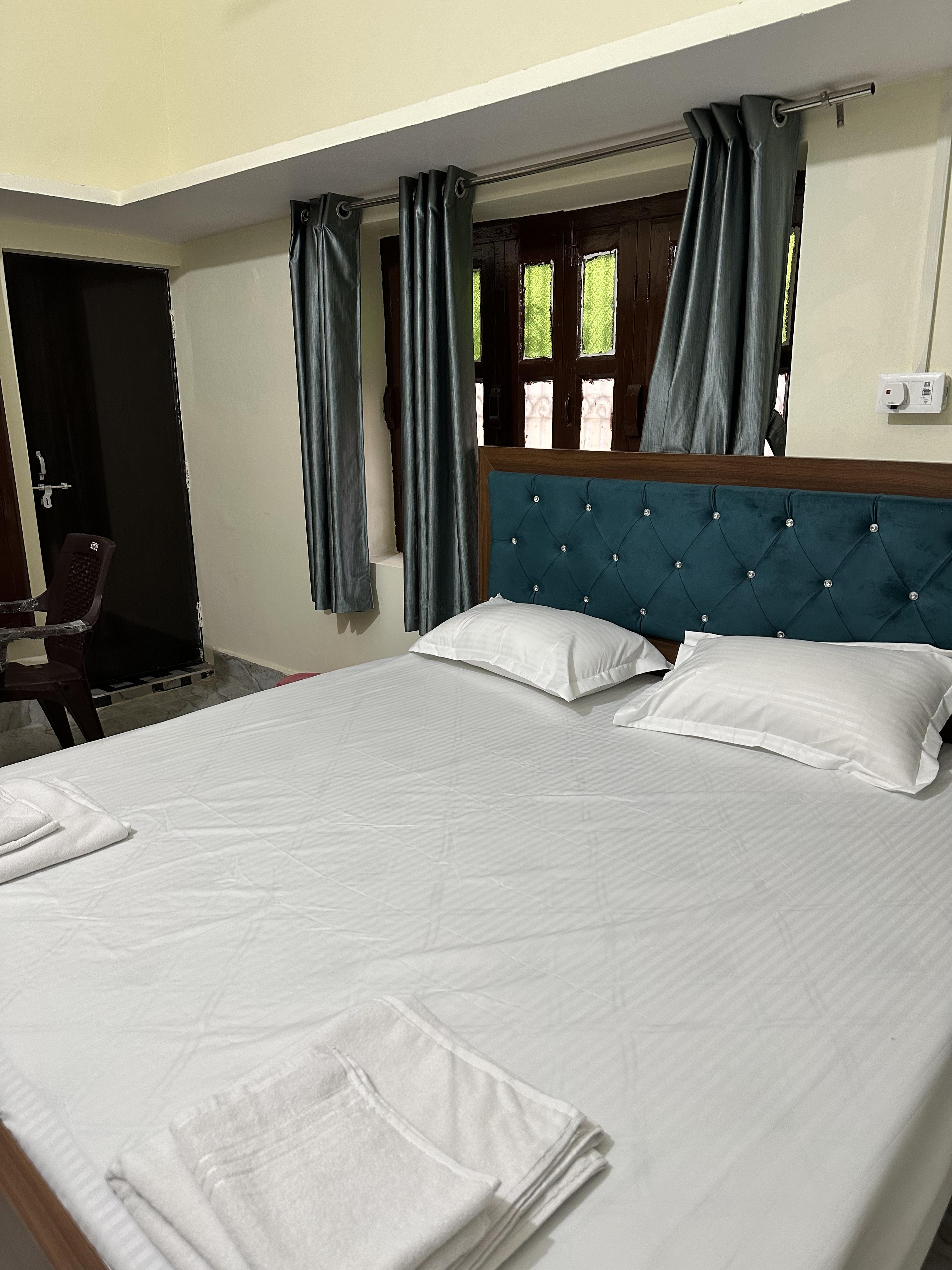 Vijaya Nagaram Radhe Krishna home stay Ganga 1km - Tap to explore photos