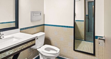 Best Western Maple Ridge Hotel Room Type - Accessible - 1 King, Mobility Accessible, Bathtub, Microwave And Refrigerator, Wi-Fi, Non-Smoking, C