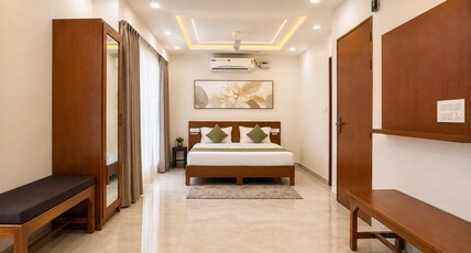 Shree Radha Vallabh Palace  800 m from Prem Mandir Room Type - Family Suite Room