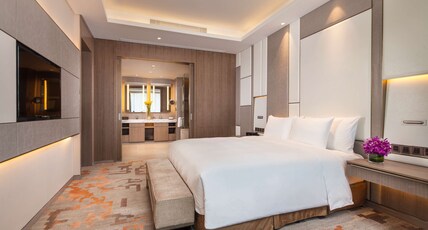 Radisson Exhibition Center Shanghai Room Type - Deluxe Suite