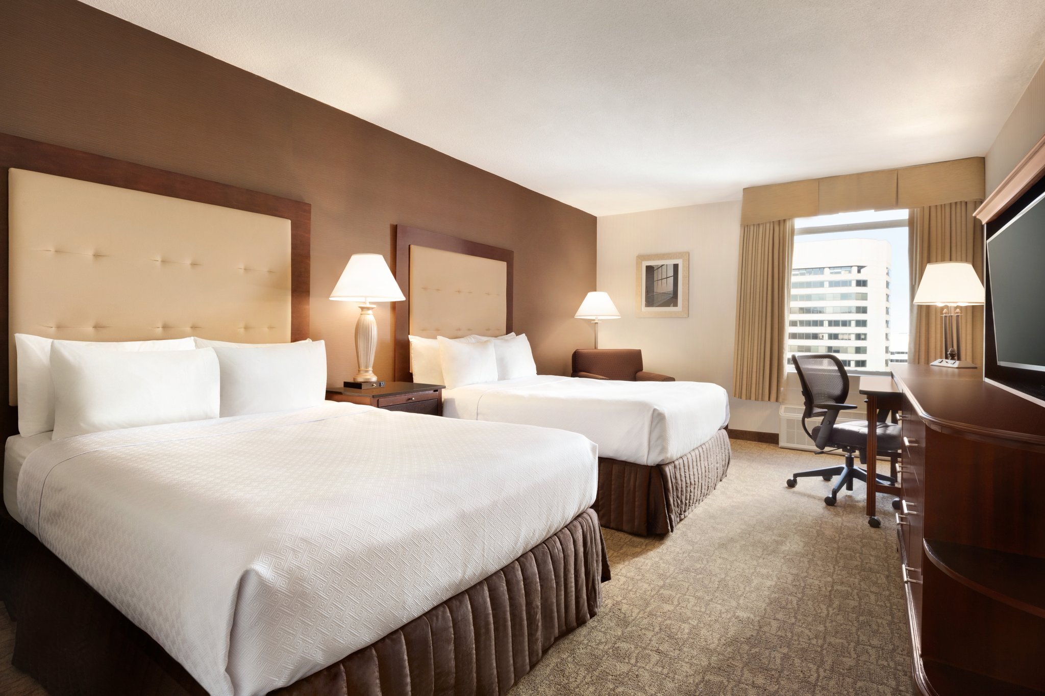 Crowne Plaza Crystal City-Washington, D.C. - Tap to explore photos