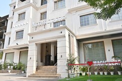 HOTEL MAGIC LEAF