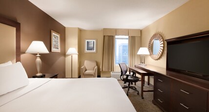 Crowne Plaza Crystal City-Washington, D.C. Room Type - 1 King Bed Standard Comm Accessible Tub