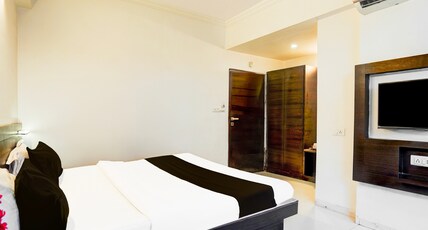 Super Collection O Maninagar Formerly Park Land Room Type - Deluxe