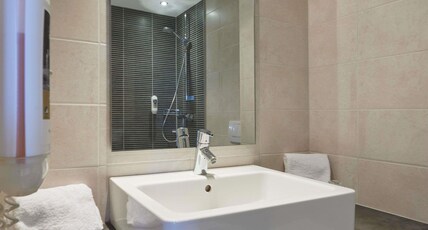 MERCURE SEVERINSHOF KOELN CITY Room Type - Superior Room with 1 king-size bed MERCURE SEVERINSHOF KOELN CITY Room Type - Superior Room with 1 king-size bed