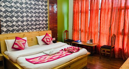 Hotel Sumit Kausani Room Type - Deluxe Room (Himalaya Facing)