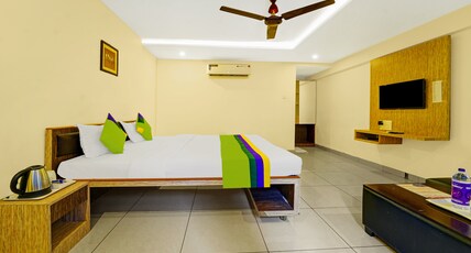 Treebo Surya Comforts, 200 Mtrs From Kolhapur Railway Station Room Type - Deluxe Room