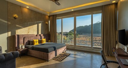 The Hosteller Bam Lonavala, Tiger Point Room Type - Superior Double Room with Balcony and Pool View