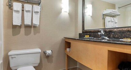 Best Western Plus Kelowna Hotel & Suites Room Type - Suite-1 Queen Bed, Non-Smoking, Sofabed, Kitchenette, Microwave, Courtyard, Balcony, Full Breakfast Best Western Plus Kelowna Hotel & Suites Room Type - Suite-1 Queen Bed, Non-Smoking, Sofabed, Kitchenette, Microwave, Courtyard, Balcony, Full Breakfast