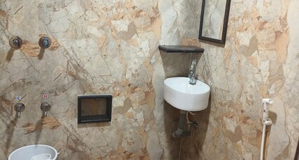 Kaviya Inn Room Type - 6 BED AC Room