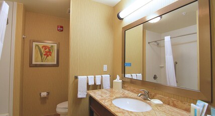Hampton Inn & Suites Grand Forks, ND Room Type - 2 QUEEN BEDS NONSMOKING