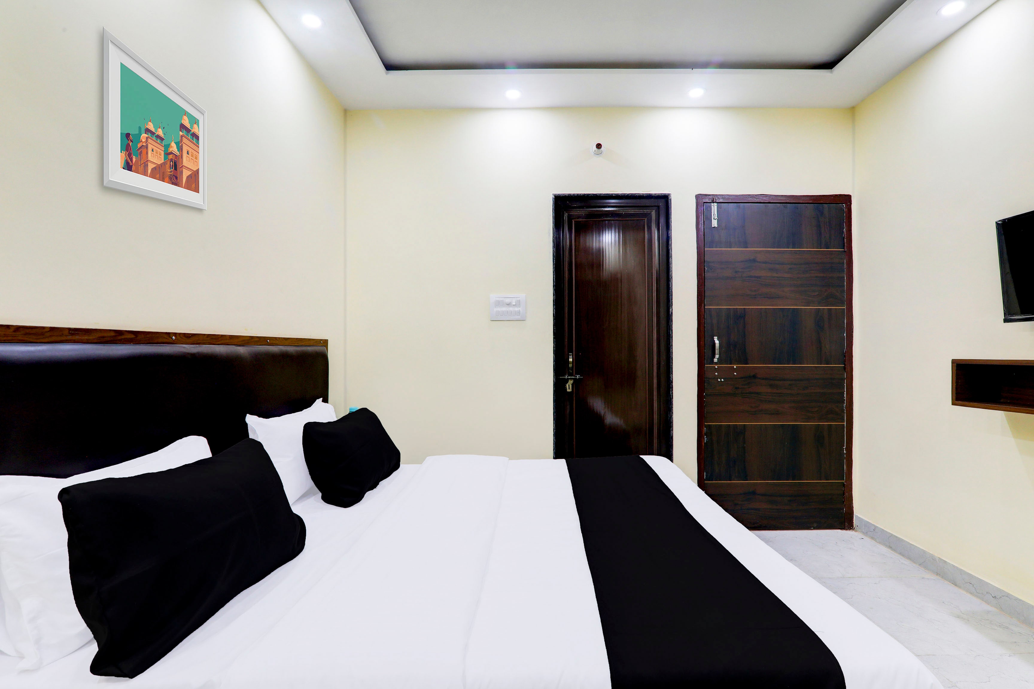 Hotel O GURUMOOKH HOME STAY - Tap to explore photos