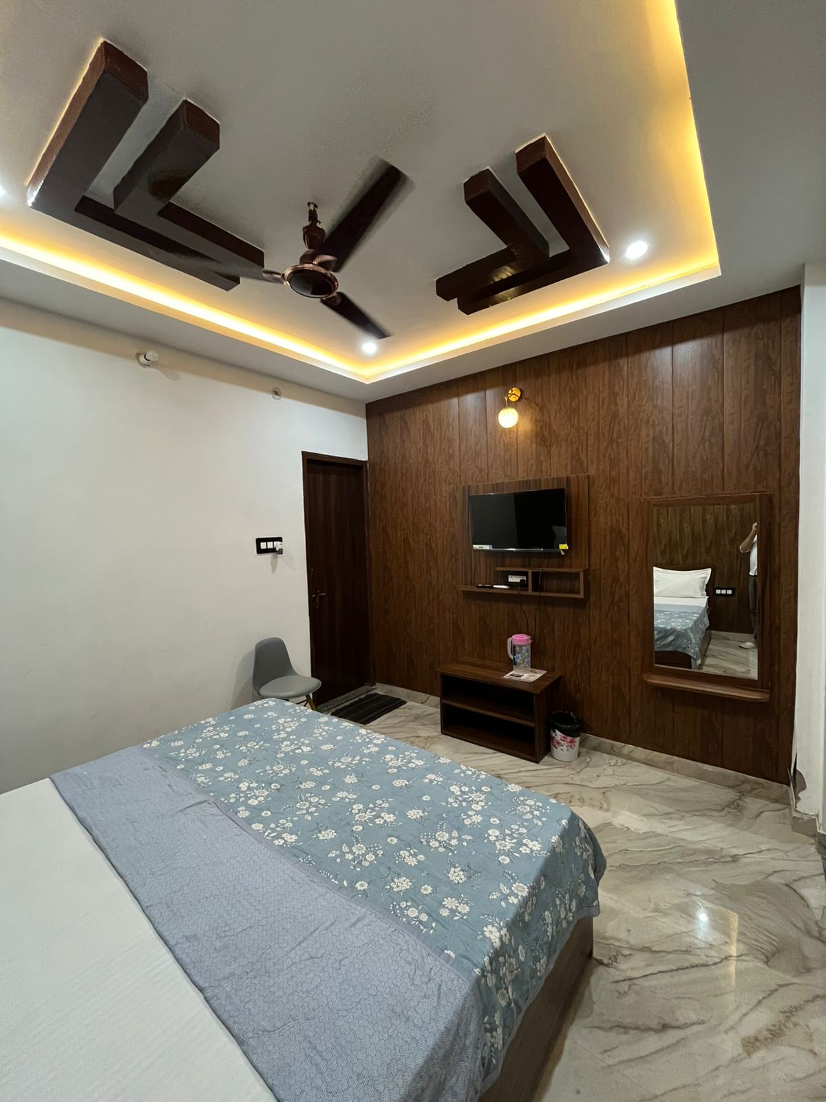 Shri Ladli Stays Inn - Tap to explore photos