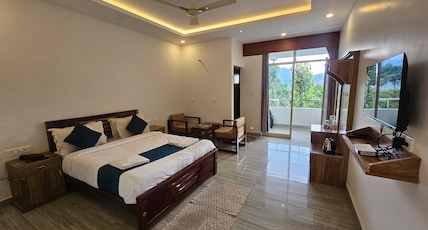 Tree Blanche | Swimming Pool and Restaurant Room Type - Premium Rooms with Balcony