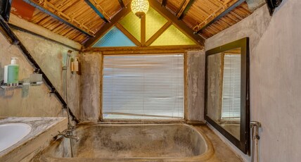 Waters by Limestays Room Type - Green room with bathtub