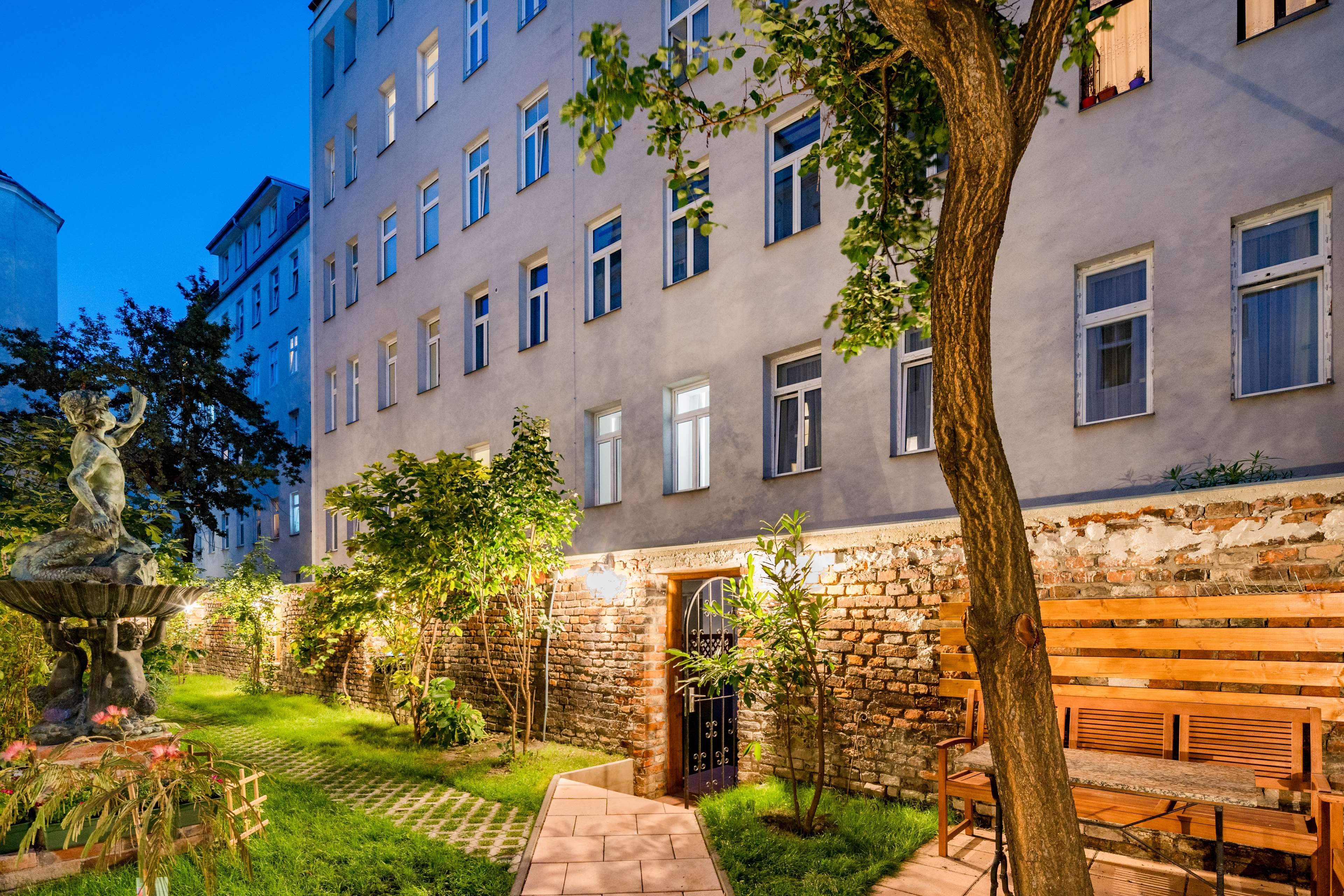 Best Western Plus Celebrity Suites - Tap to explore photos
