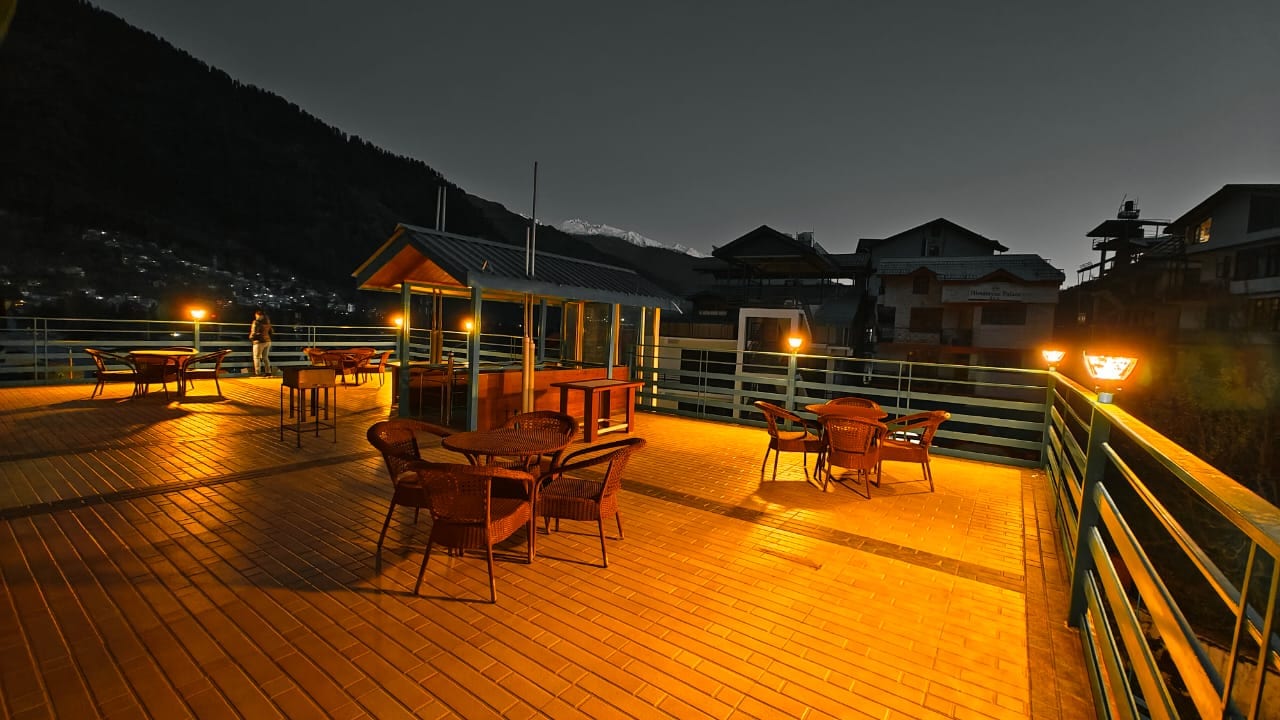 Vista Resort - Centrally Heated and Air cooled - Tap to explore photos