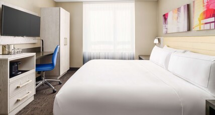 DoubleTree by Hilton Hotel New York Times Square West Room Type - 1 KING DOWNTOWN PREM VW