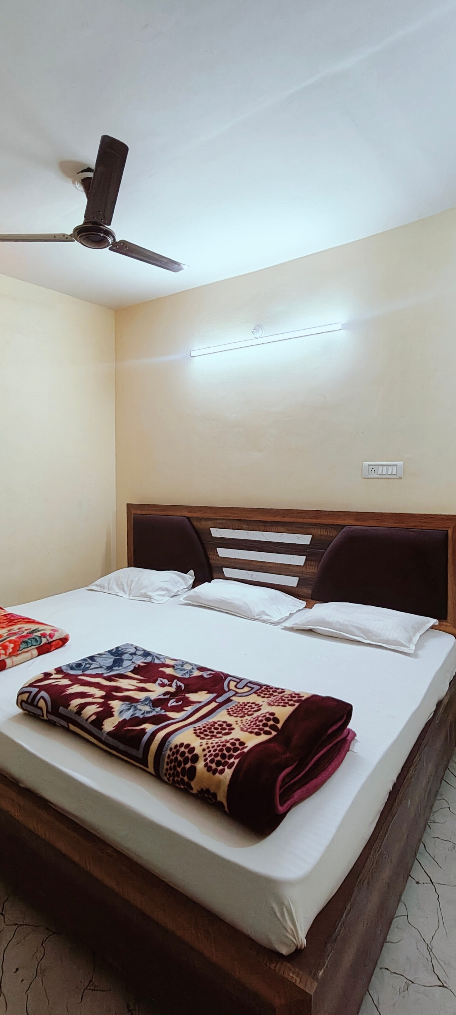 Shiv Gopal (P) Guest House - Tap to explore photos