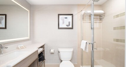 Hilton Garden Inn Toronto/Brampton Room Type - 1 KING W DRINKS-SNACKS