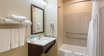 Holiday Inn Express Hotel & Suites BYRAM Room Type - 2 Queen Beds Standard Mobil Access Tub