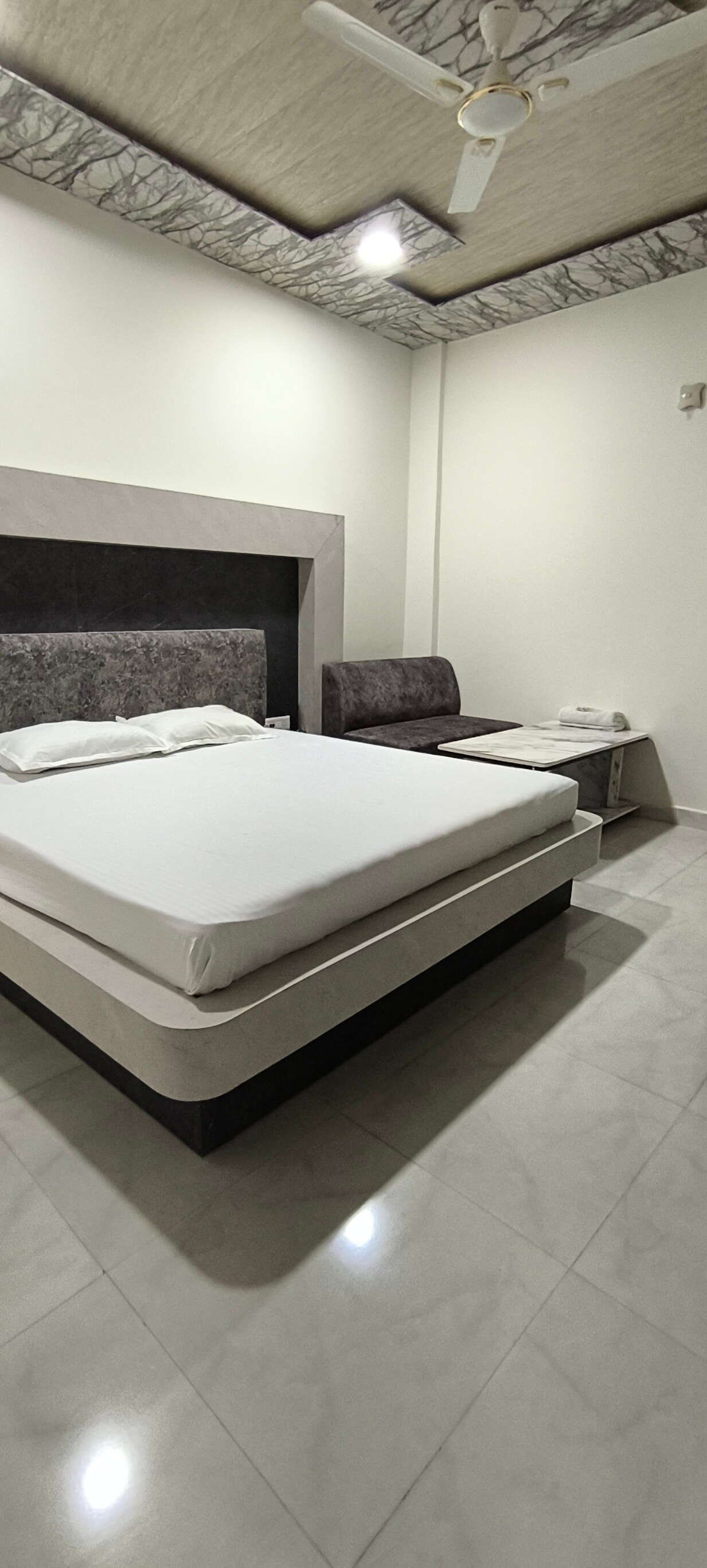 Hotel Red Rose - Tap to explore photos