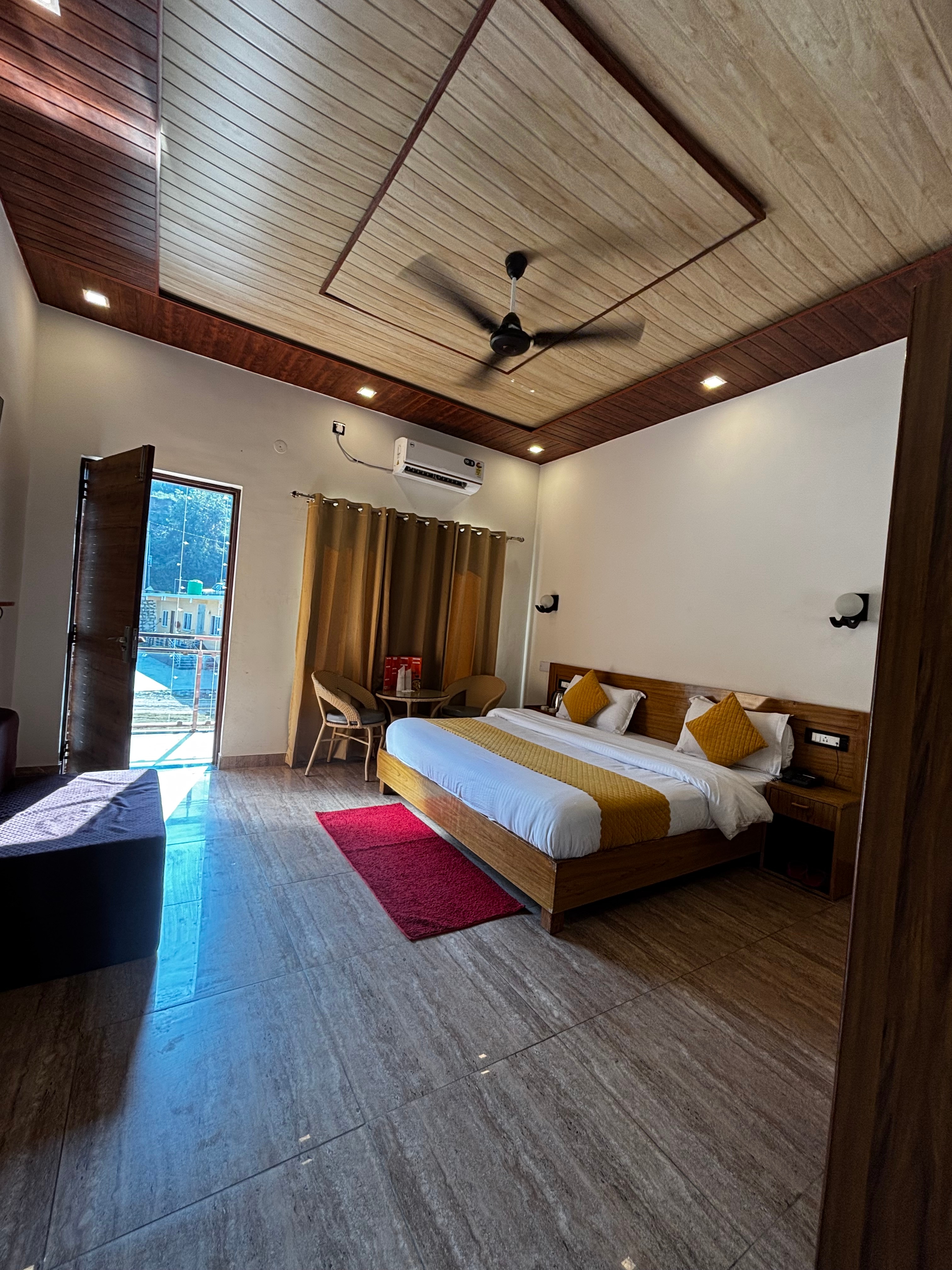 Daandikaanthi Hotel (100 Metre Walking From Maa Dhari Devi Temple Gate) - Tap to explore photos