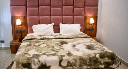 Golden Petal Room Type - Luxurious room with hills viw