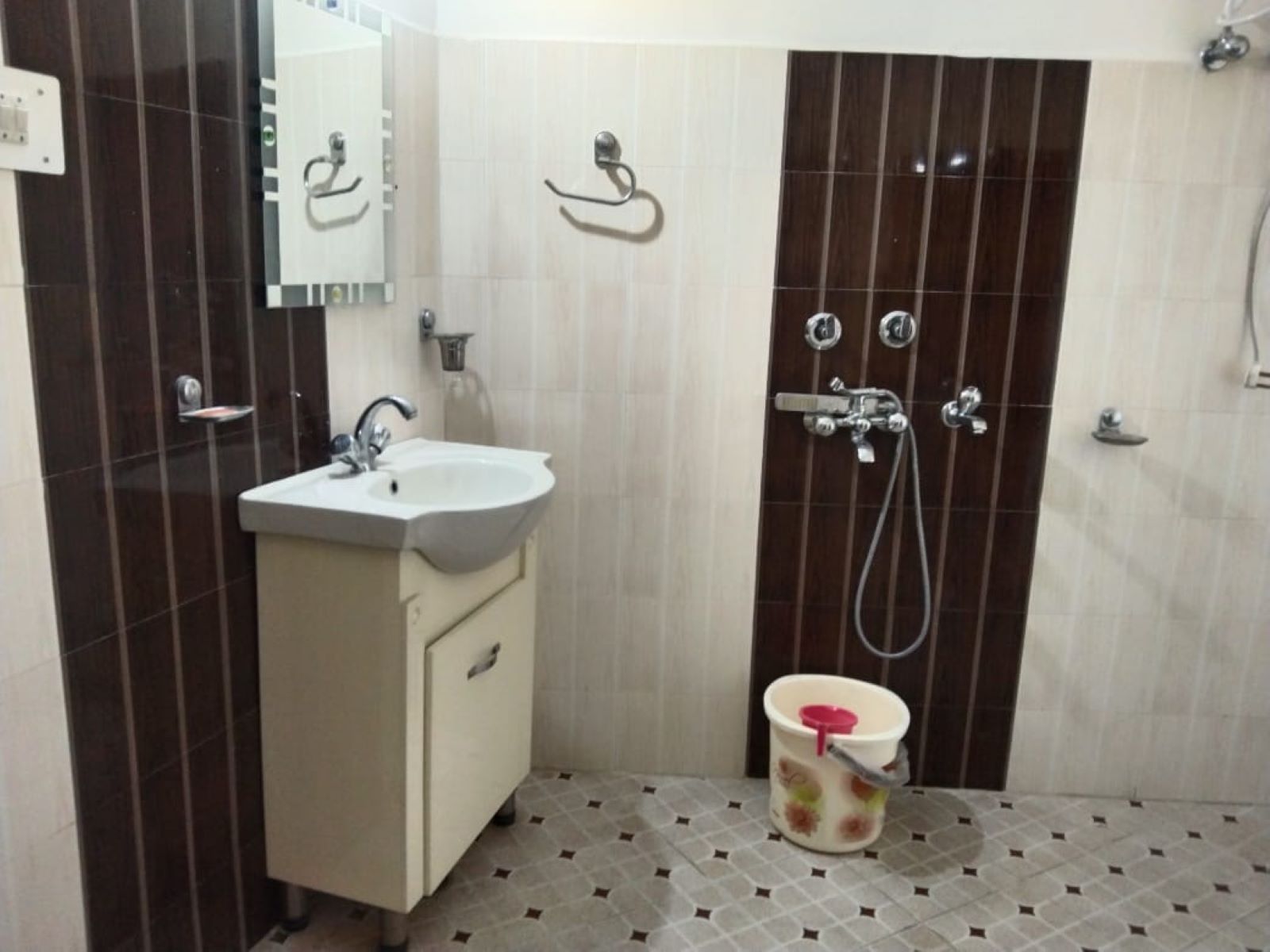 Guleria Homestay - Tap to explore photos