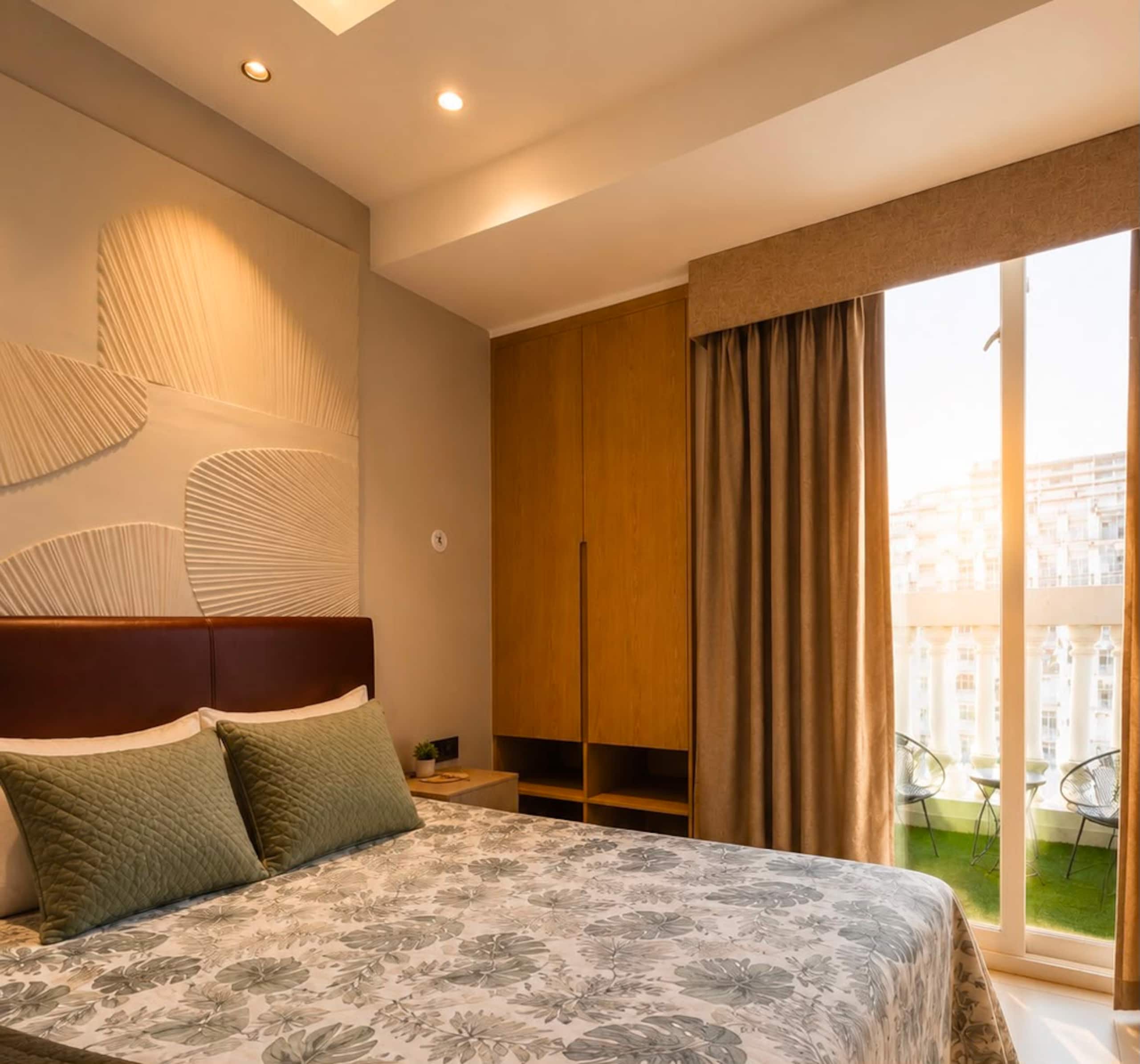 Luxury Studio AC Wi Fi Free Parking - Tap to explore photos