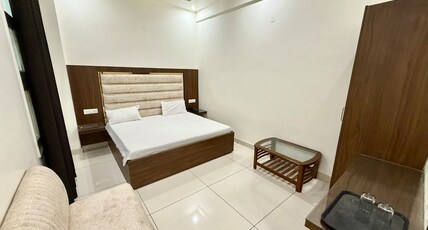 Neelgagan Hotel Janakpuri Room Type - Deluxe Room