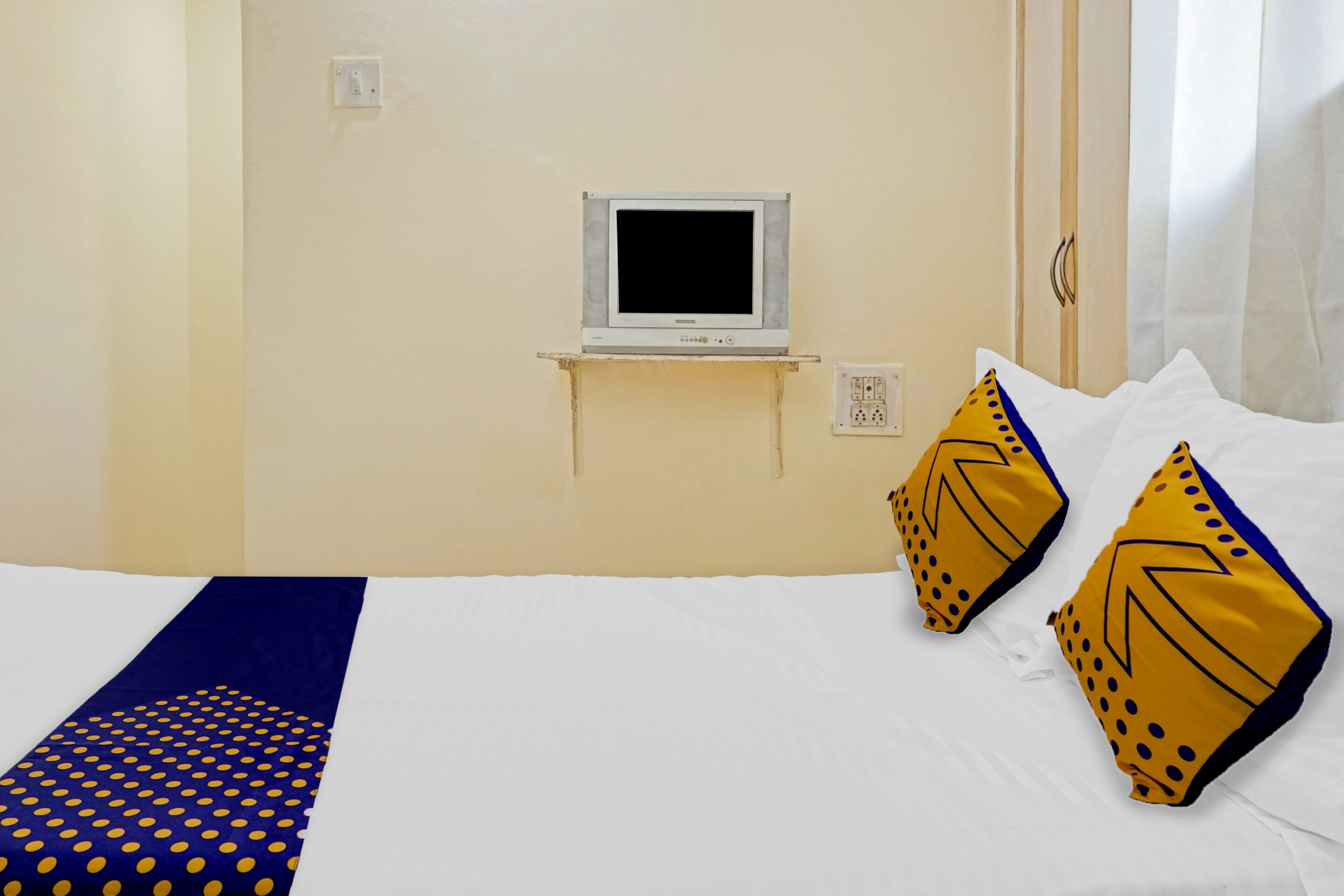 Hotel O Yashraj Lodge - Tap to explore photos