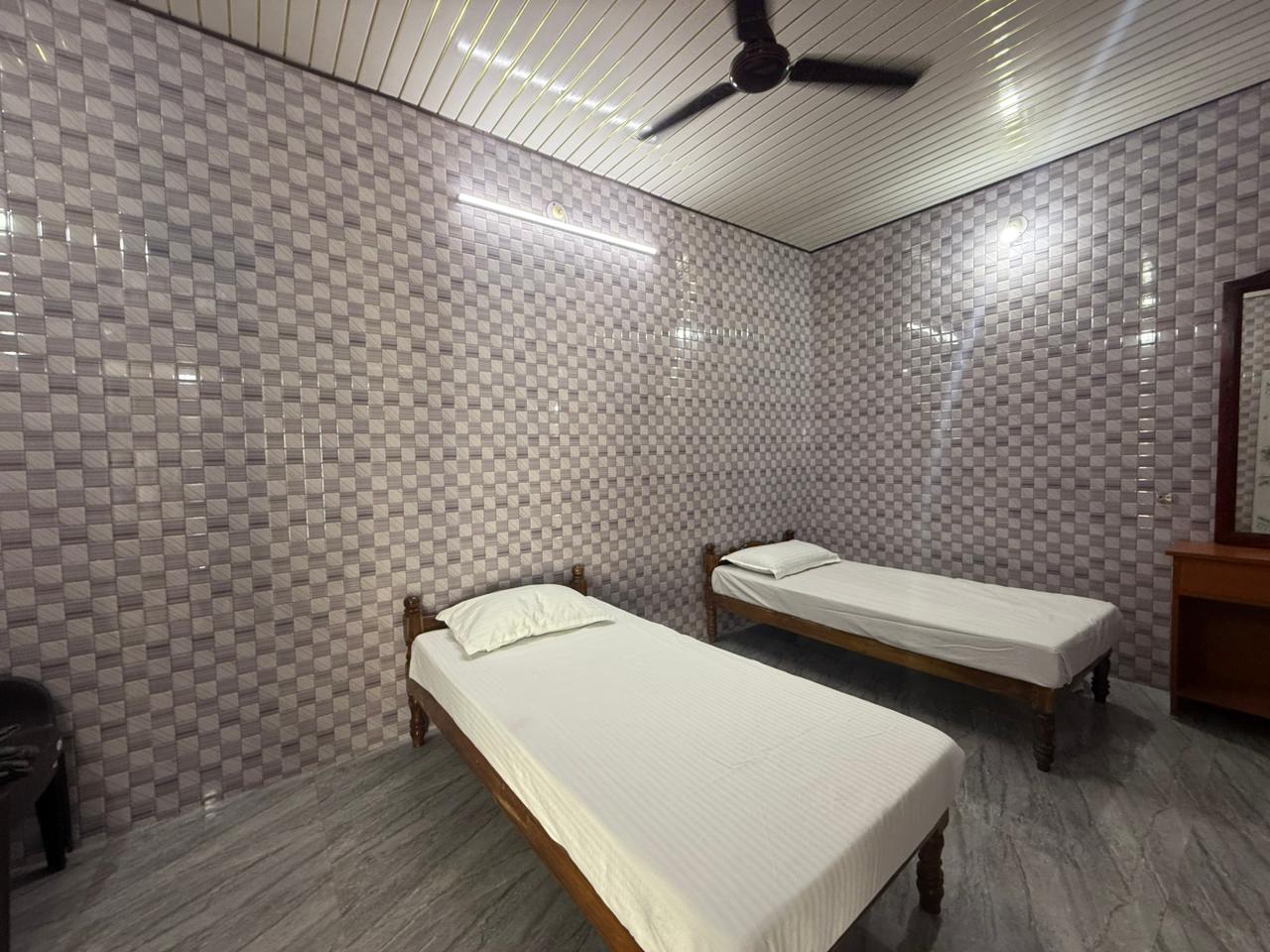Parsha Ocean Breeze Inn - Tap to explore photos
