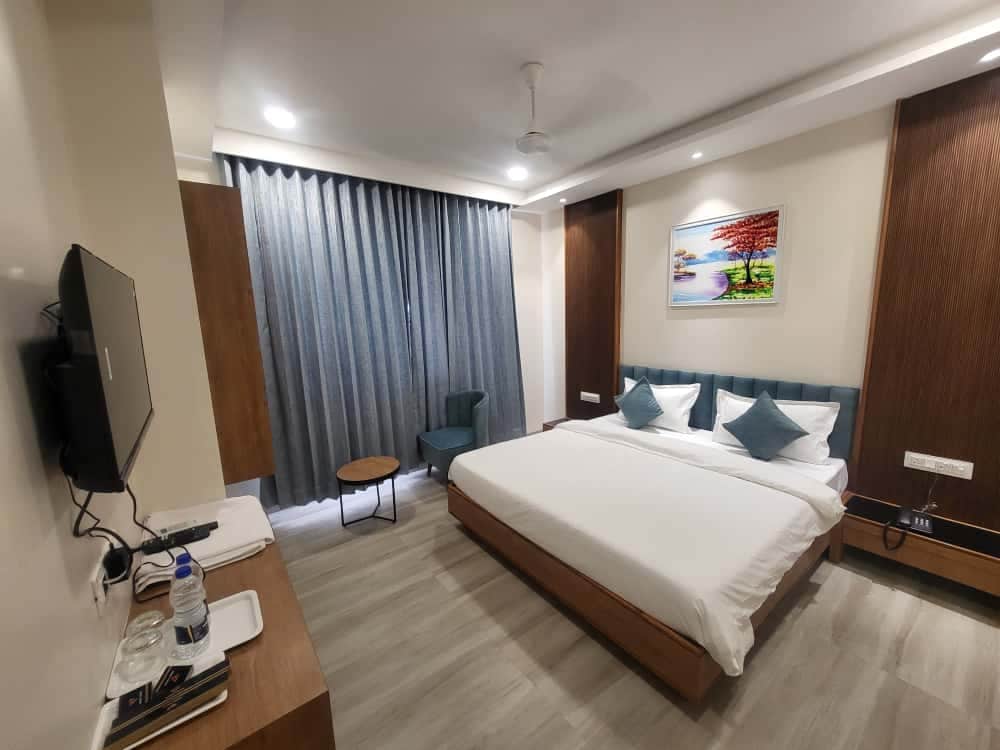 Hotel Valley, Statue of Unity - Tap to explore photos