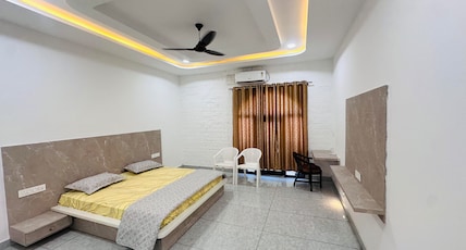The Narayani Resort & Hotel Room Type - Extra Large Room with King size Bed