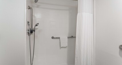 Hampton Inn Eau Claire Room Type - 1KNG MOB HEAR ACC W TUB NS