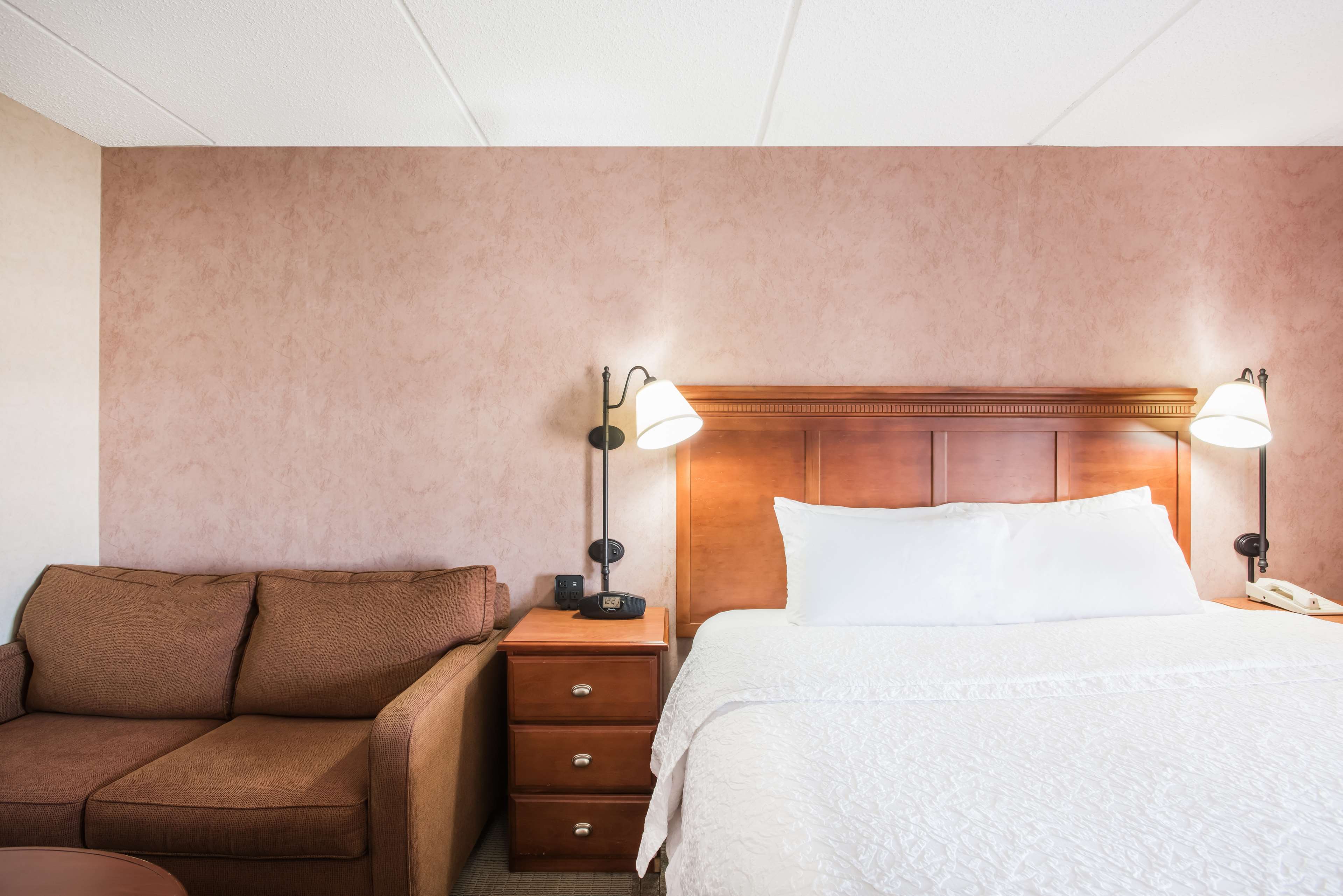 Hampton Inn by Hilton West Springfield - Tap to explore photos